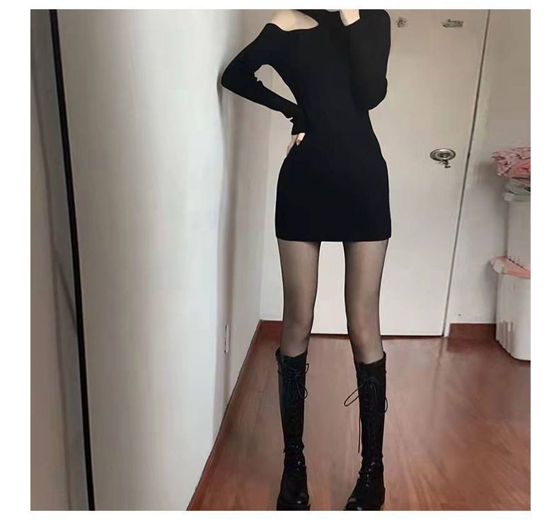 Vestido Tubinho Preto Ombro a Ombro com Manga Longa – Silhueta Marcante