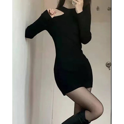 Vestido Tubinho Preto Ombro a Ombro com Manga Longa – Silhueta Marcante
