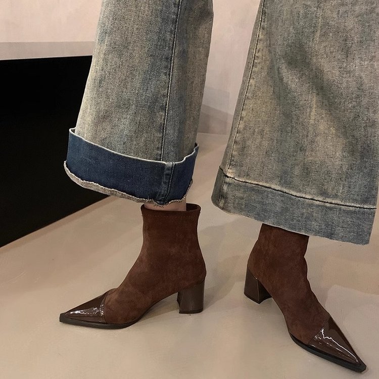 Bota Feminina de Salto Grosso e Cano Fino – Estilo Elegante