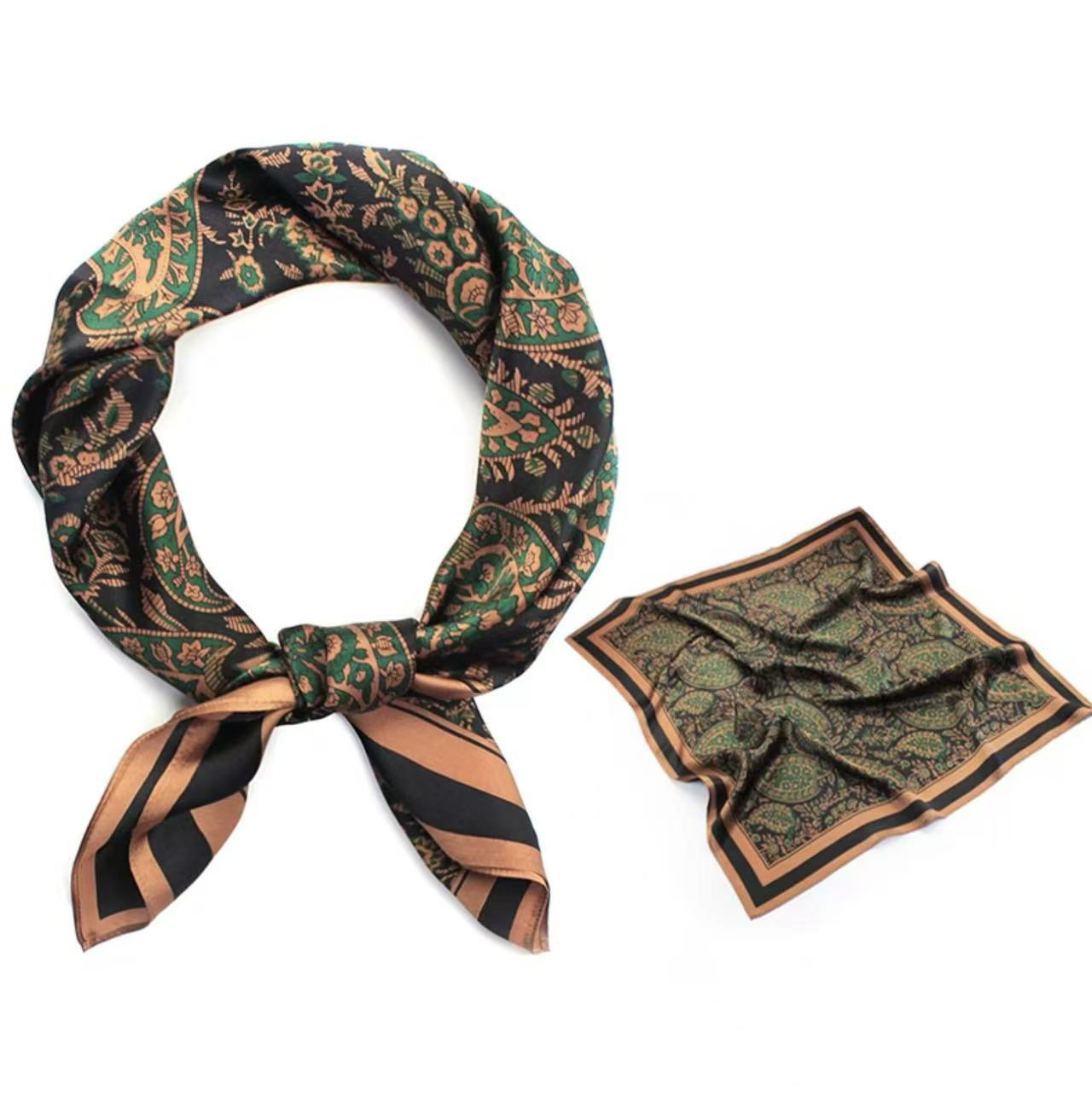 Lenço Feminino em Cetim com Estampa Retrô