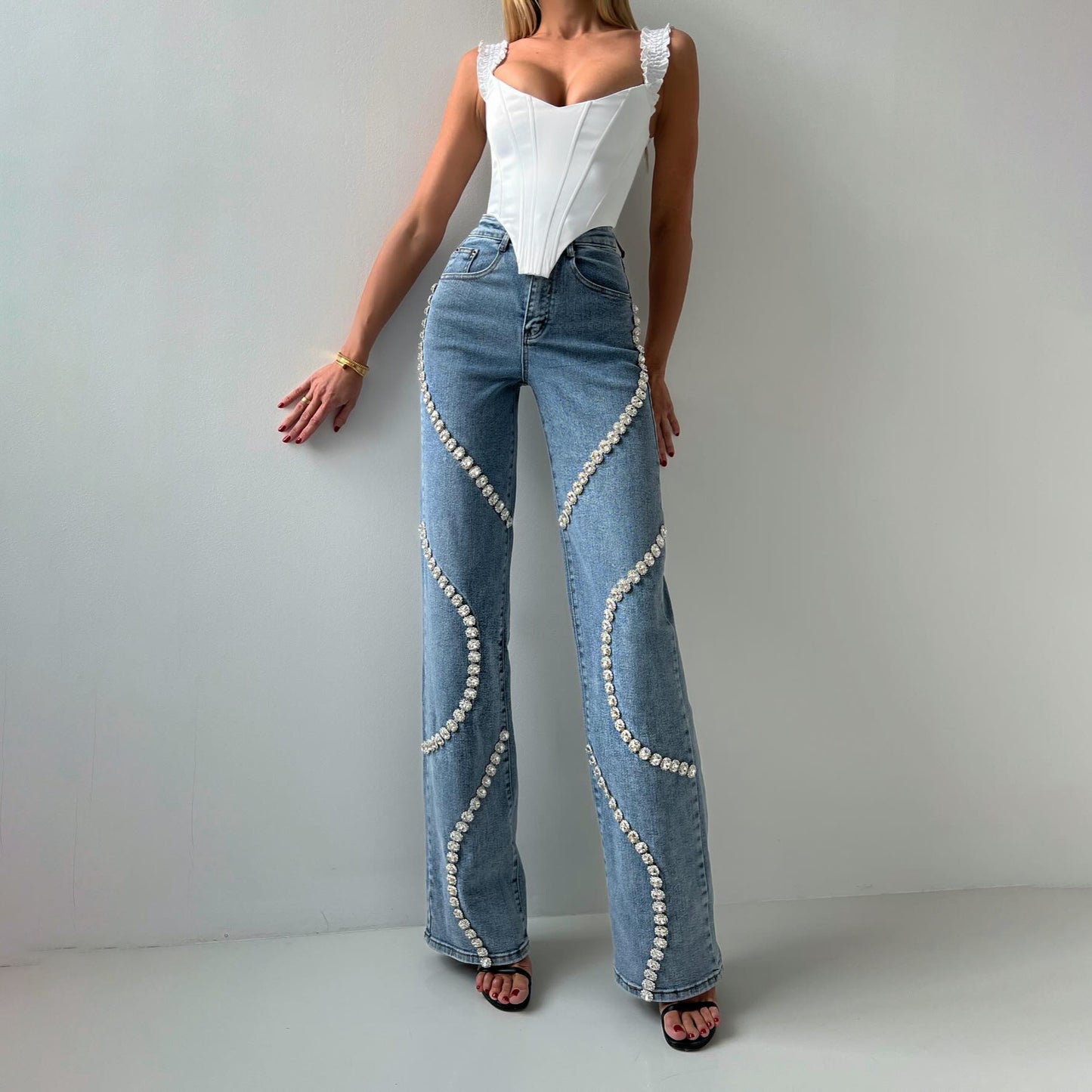 Calça Jeans Feminina Reta com Aplicação de Strass