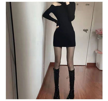 Vestido Tubinho Preto Ombro a Ombro com Manga Longa – Silhueta Marcante