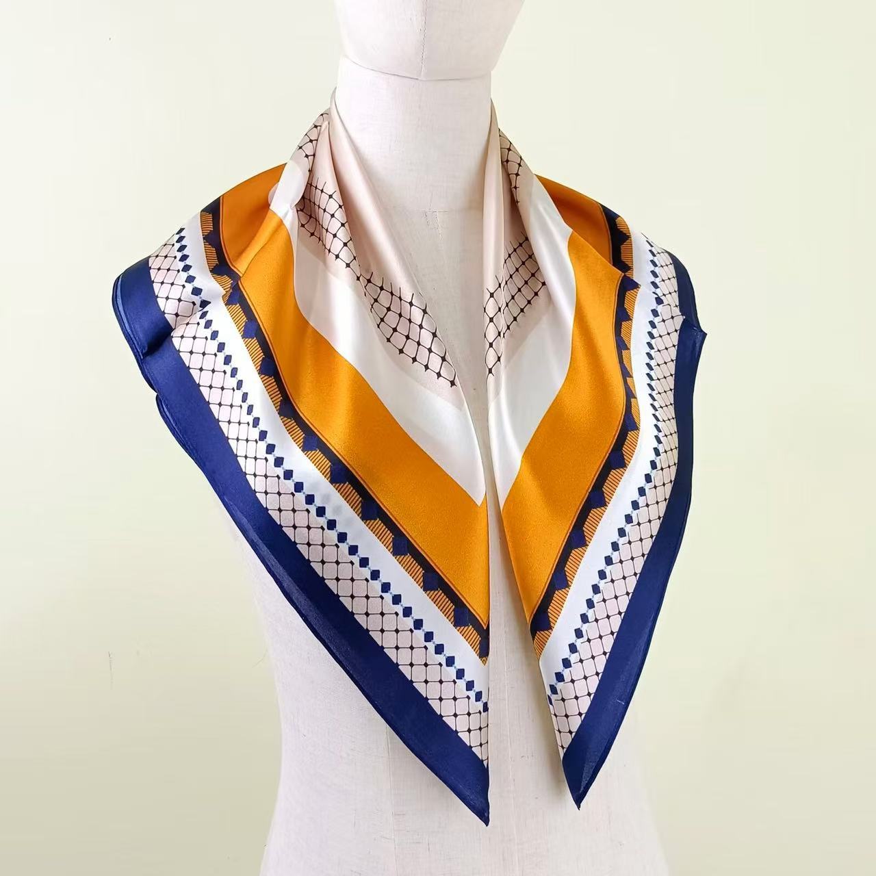 Lenço Feminino em Cetim com Estampa Retrô