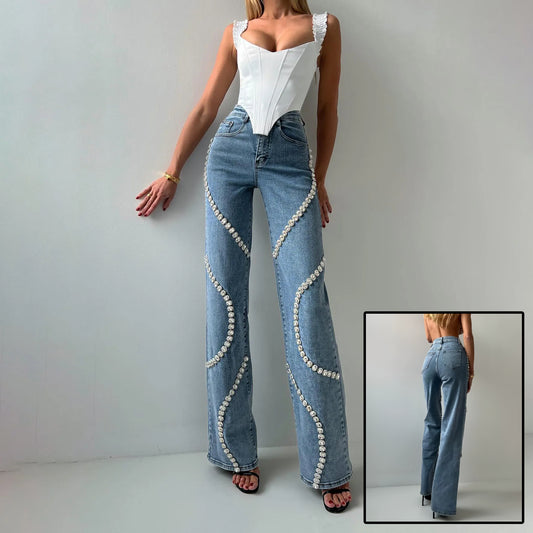 Calça Jeans Feminina Reta com Aplicação de Strass