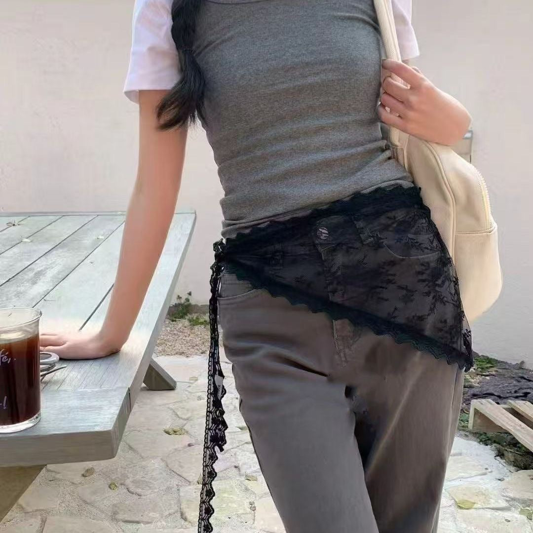 Lenço Decorativo Triangular em Renda com Bordado