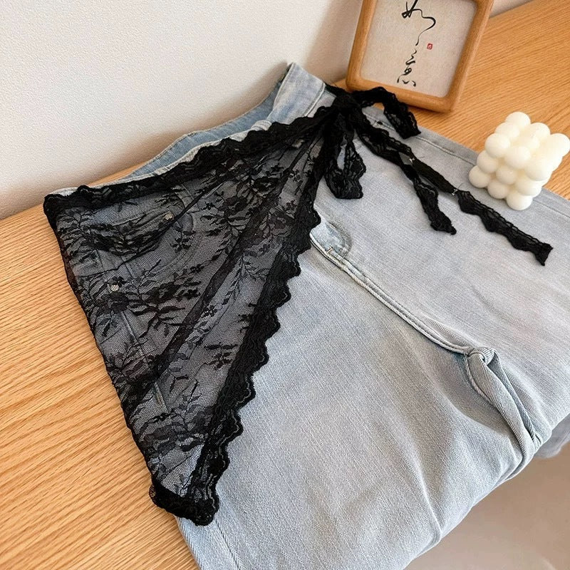 Lenço Decorativo Triangular em Renda com Bordado