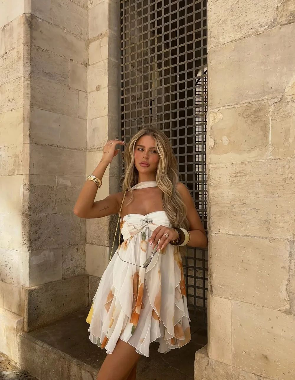 Vestido Curto Assimétrico com Decote Halter e Costas Abertas