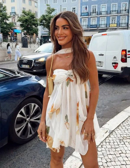 Vestido Curto Assimétrico com Decote Halter e Costas Abertas