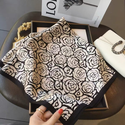 Lenço Feminino em Cetim com Estampa Retrô