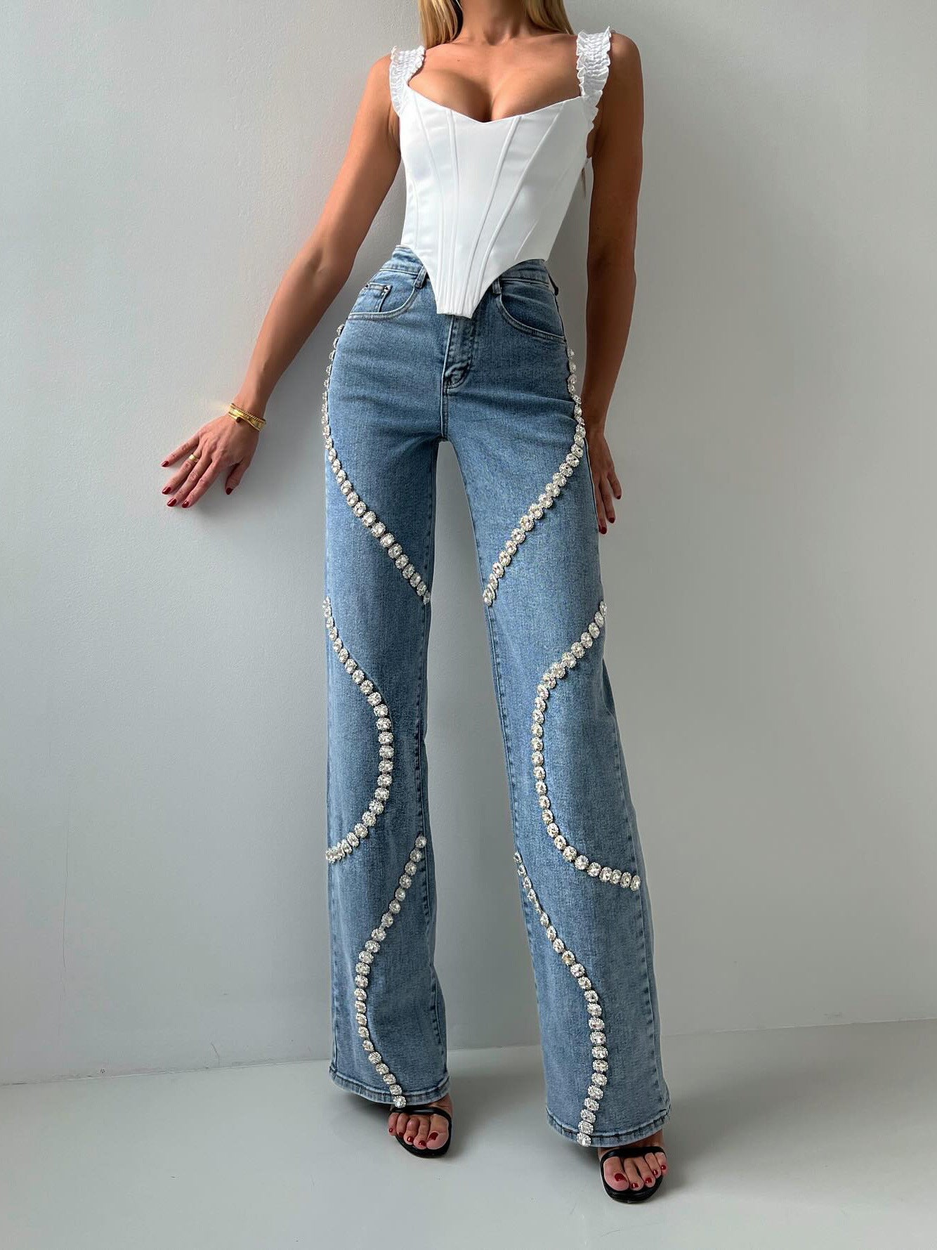 Calça Jeans Feminina Reta com Aplicação de Strass