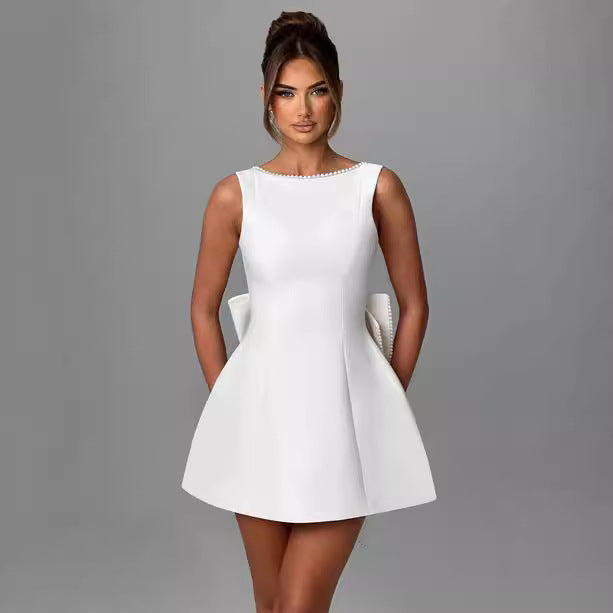 Vestido Pearl Bow Elegance – Sem Costas com Laço de Pérolas
