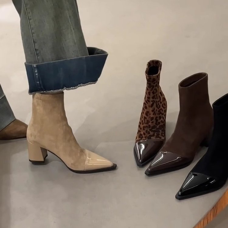 Bota Feminina de Salto Grosso e Cano Fino – Estilo Elegante