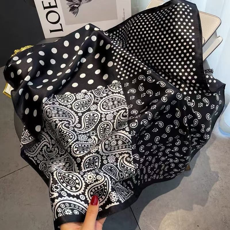 Lenço Feminino em Cetim com Estampa Retrô