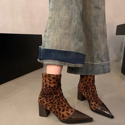 Bota Feminina de Salto Grosso e Cano Fino – Estilo Elegante