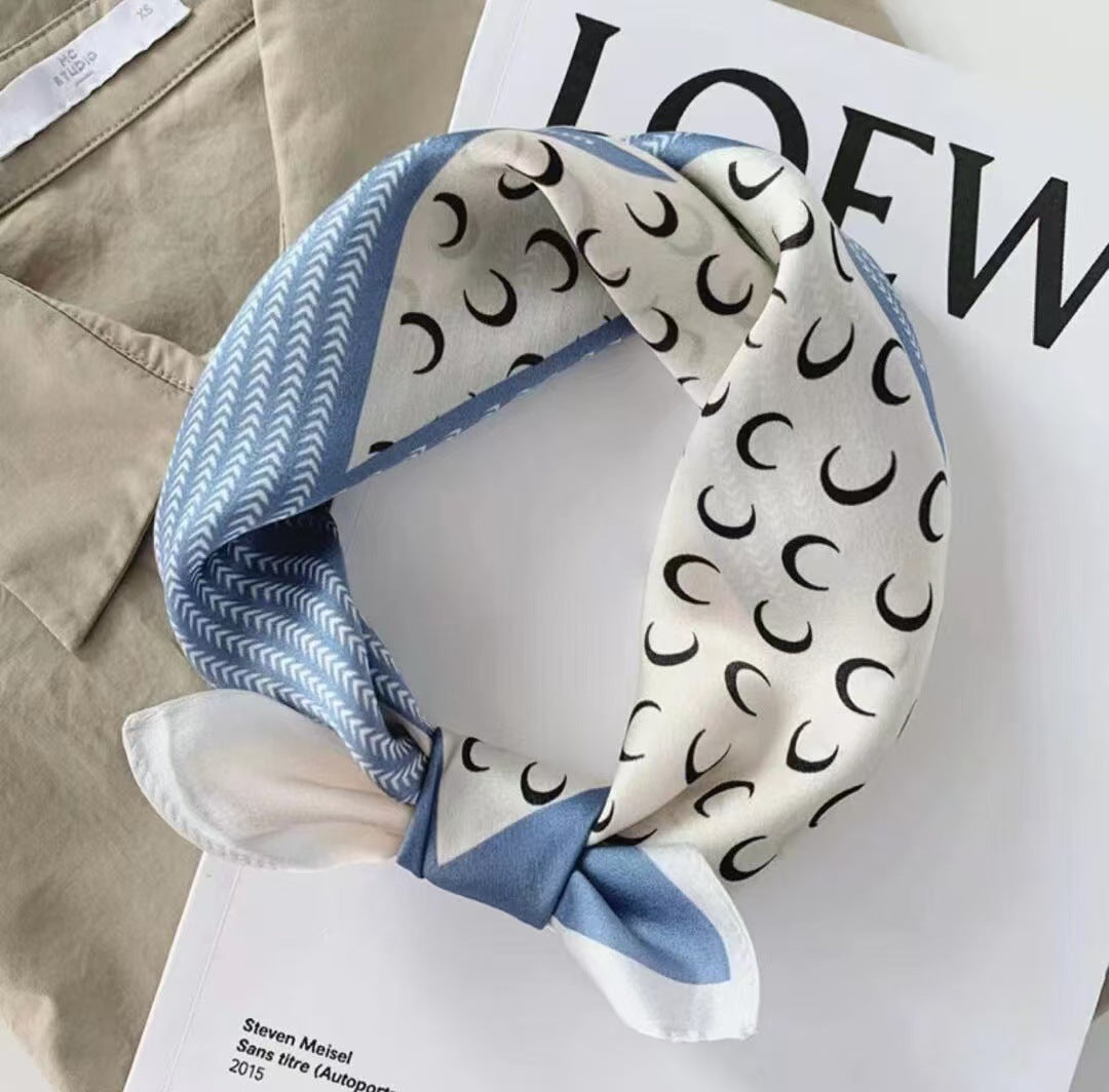 Lenço Feminino em Cetim com Estampa Retrô